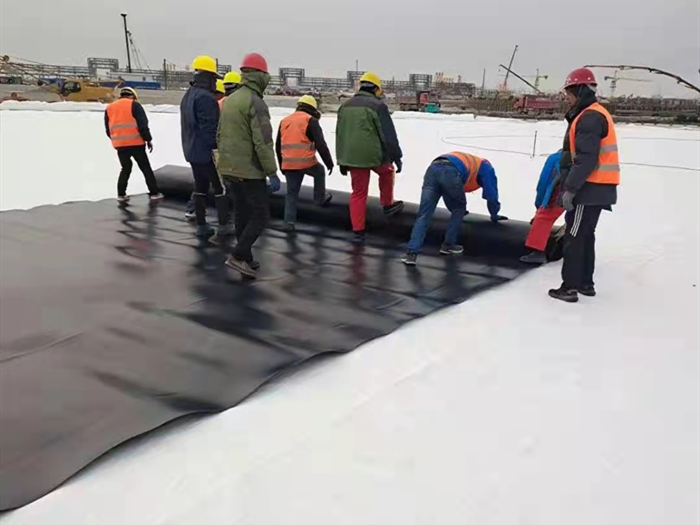  土工膜防渗工程施工指南：从基底处理到验收的全流程攻略